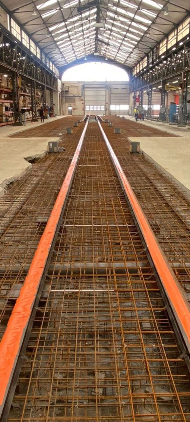 Wapening en spoorrails in bedrijfshal