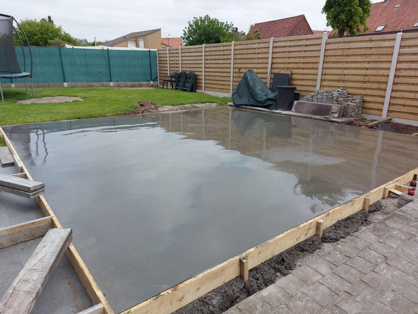 Gestorte plaat in tuin