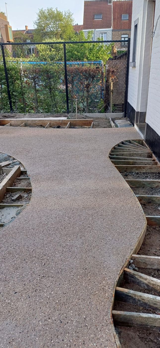 Gebogen pad in uitgewassen beton